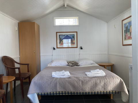 Small cabin before makeover, view of the sleeping area